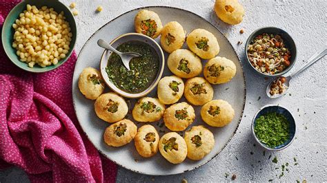  Pani Puri: Ein sprühender Geschmacksexplosion auf der Zunge – eine erfrischende Indienreise für den Gaumen!