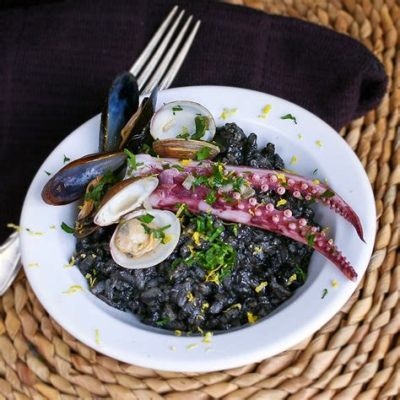 Risotto al Nero di Seppia: Ein cremiger Traum mit Tintenfischgeschmack und Meeresfrüchtepracht!