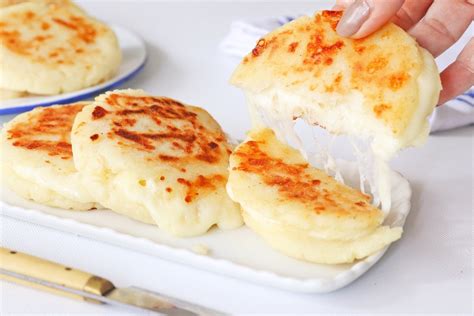  Arepas con Queso: Ein üppiger Gaumenschmaus mit knusprigem Aroma und cremiger Füllung!