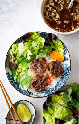  Bún Chả: Eine köstliche Symphonie aus gegrilltem Schweinefleisch und frischen Kräutern!