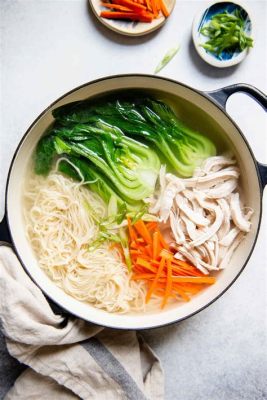  Danzhou-Style Chicken Soup:  Ein exotisches Aroma der tropischen Küche trifft auf die herzhafte Süße von frischen Ingwerwurzeln!