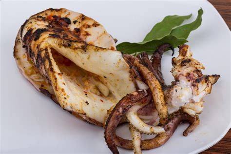  Gegrillter Tintenfisch mit knuspriger Chili-Sauce: Ein kulinarischer Tanz zwischen maritimen Aromen und feurigem Feuerwerk!