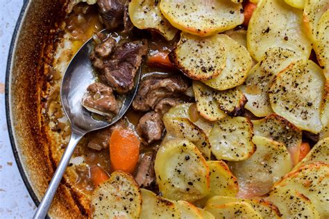  Lancashire Hotpot: Ein deftiger Klassiker mit einer köstlichen Kombination aus zartem Lamm und cremigem Kartoffelbrei