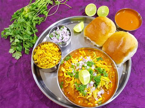 Misal Pav: Ein würziges, knuspriges Frühstückserlebnis aus dem Herzen von Pune!