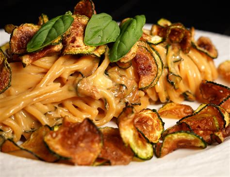  Spaghetti alla Nerano! Eine cremige Delikatesse mit Zucchine und Provolone aus den malerischen Straßen Neapels