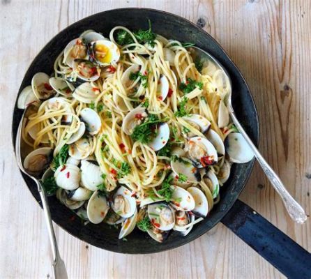 Spaghetti alle Vongole! A Flavorful Symphony of Fresh Seafood and Spicy Calabrian Chilies